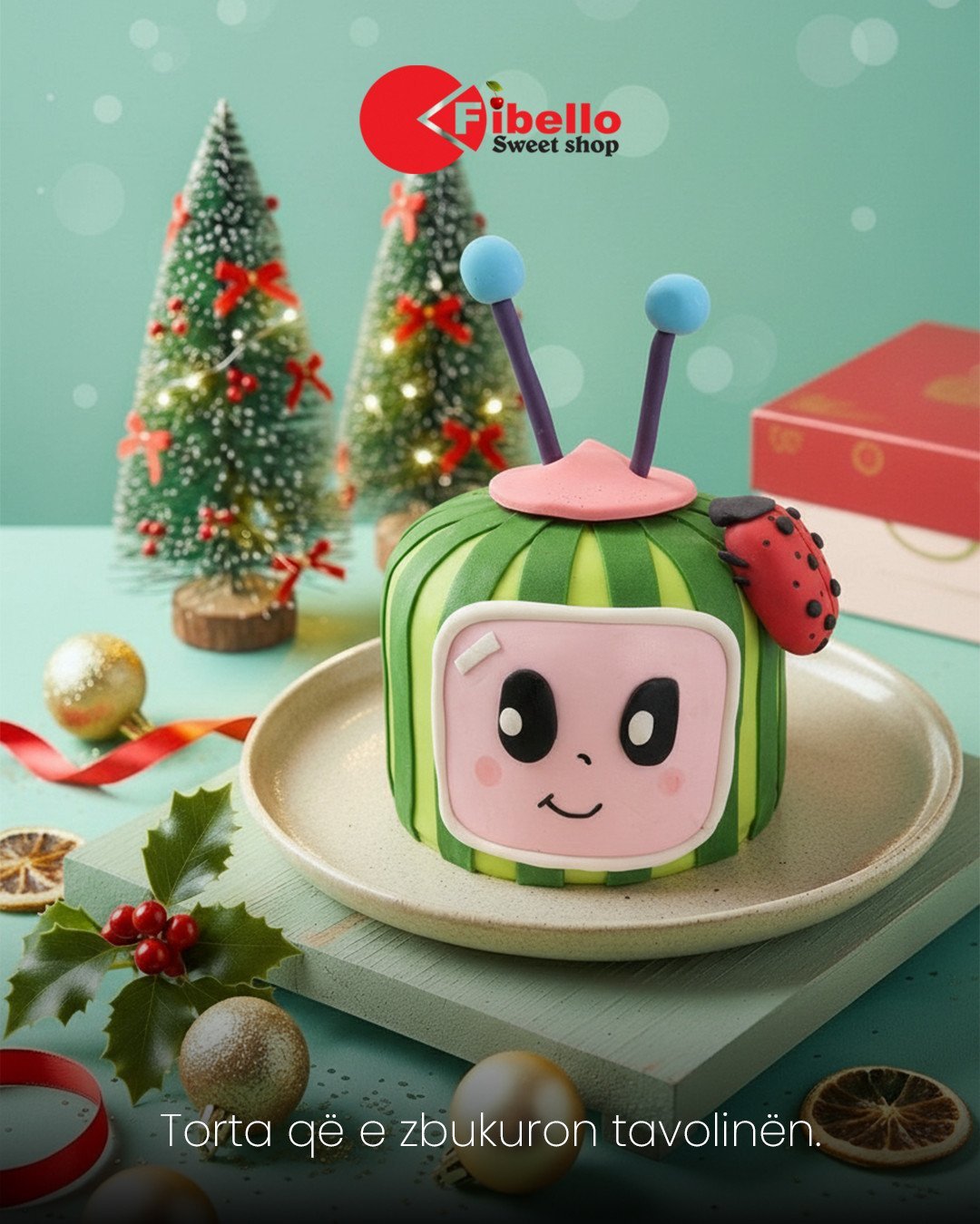 Torta që e zbukuron tavolinën