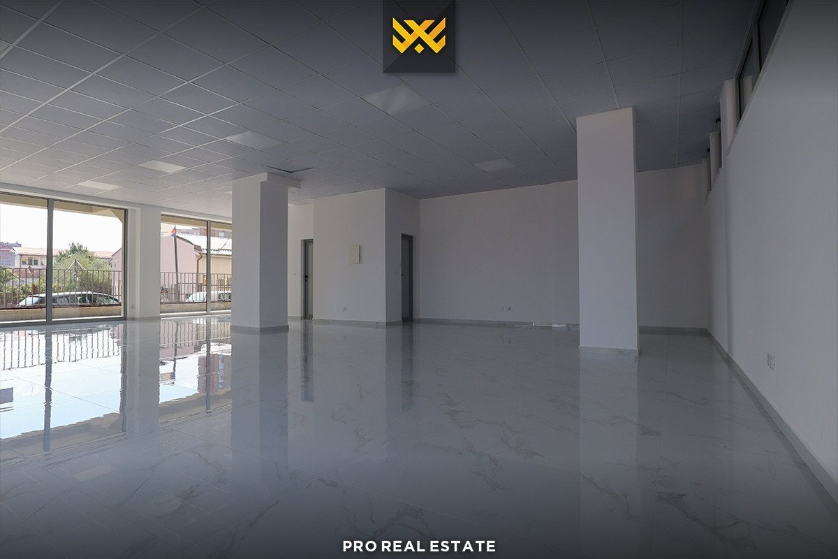 Lokal - Zyrë 117m² + 150m² me QIRA në Lakrishtë