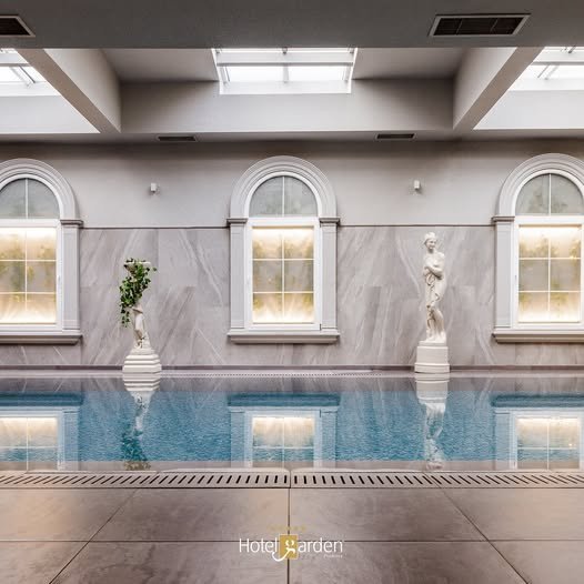 Sun or no sun, Hotel Garden’s indoor pool is always in season.