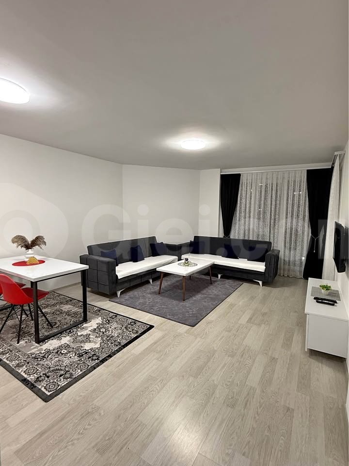 BANESË ME QIRA 1+1 NË FUSHË KOSOVË