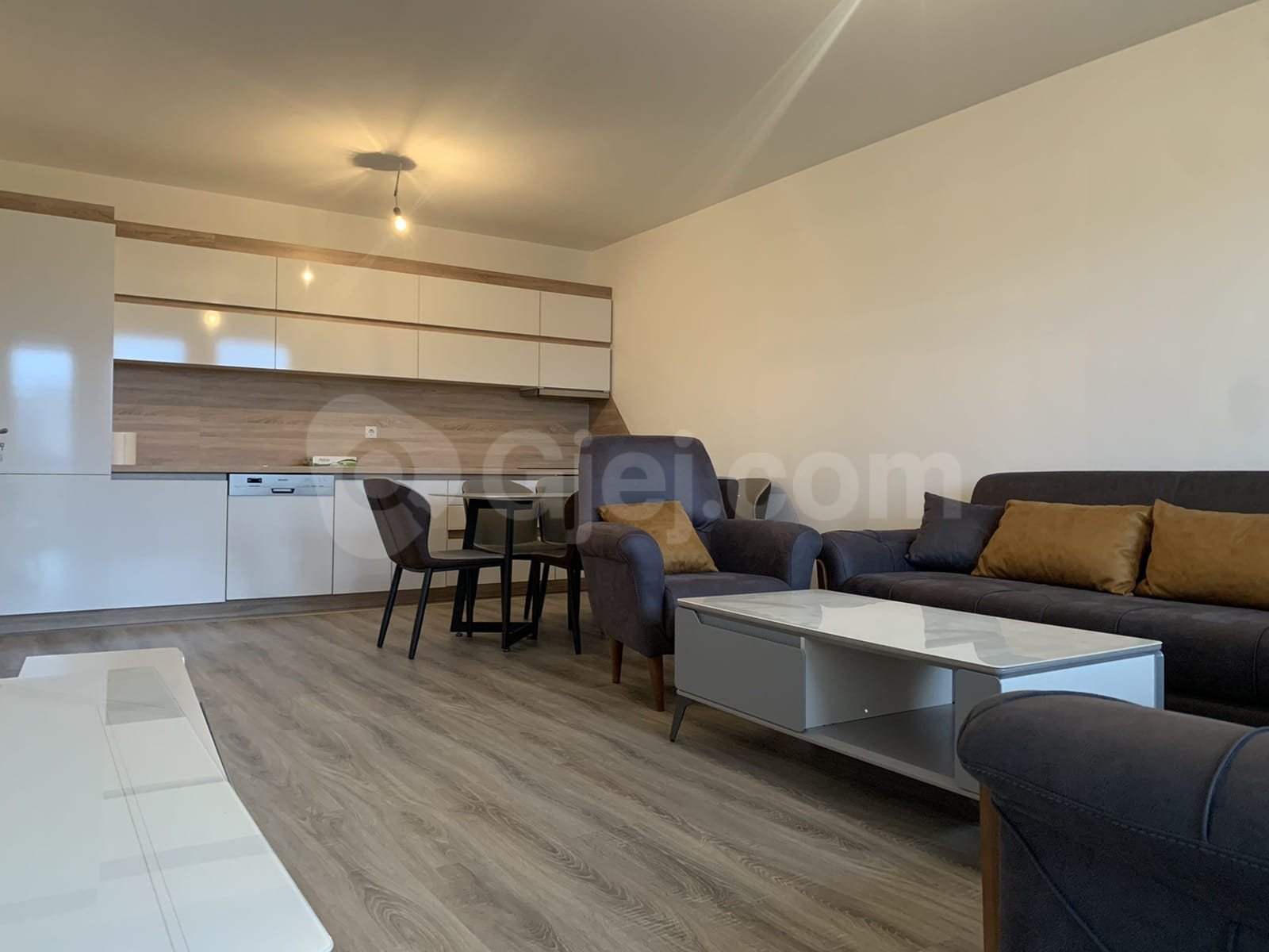 BANESË ME QIRA 2+1 NË FUSHË KOSOVË