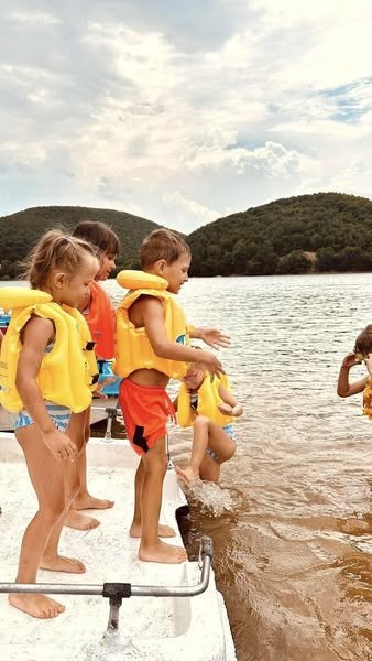 Përjetimet e tyre,lojëra,muzikë,garë në mes grupeve