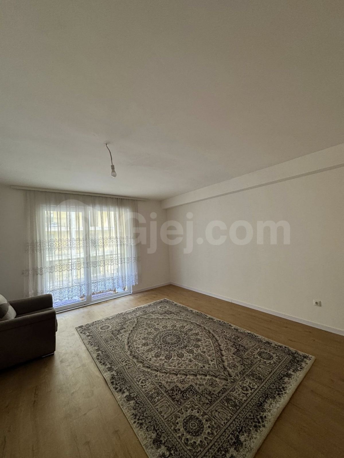 BANESË ME QIRA 2+1 NË FUSHË KOSOVË