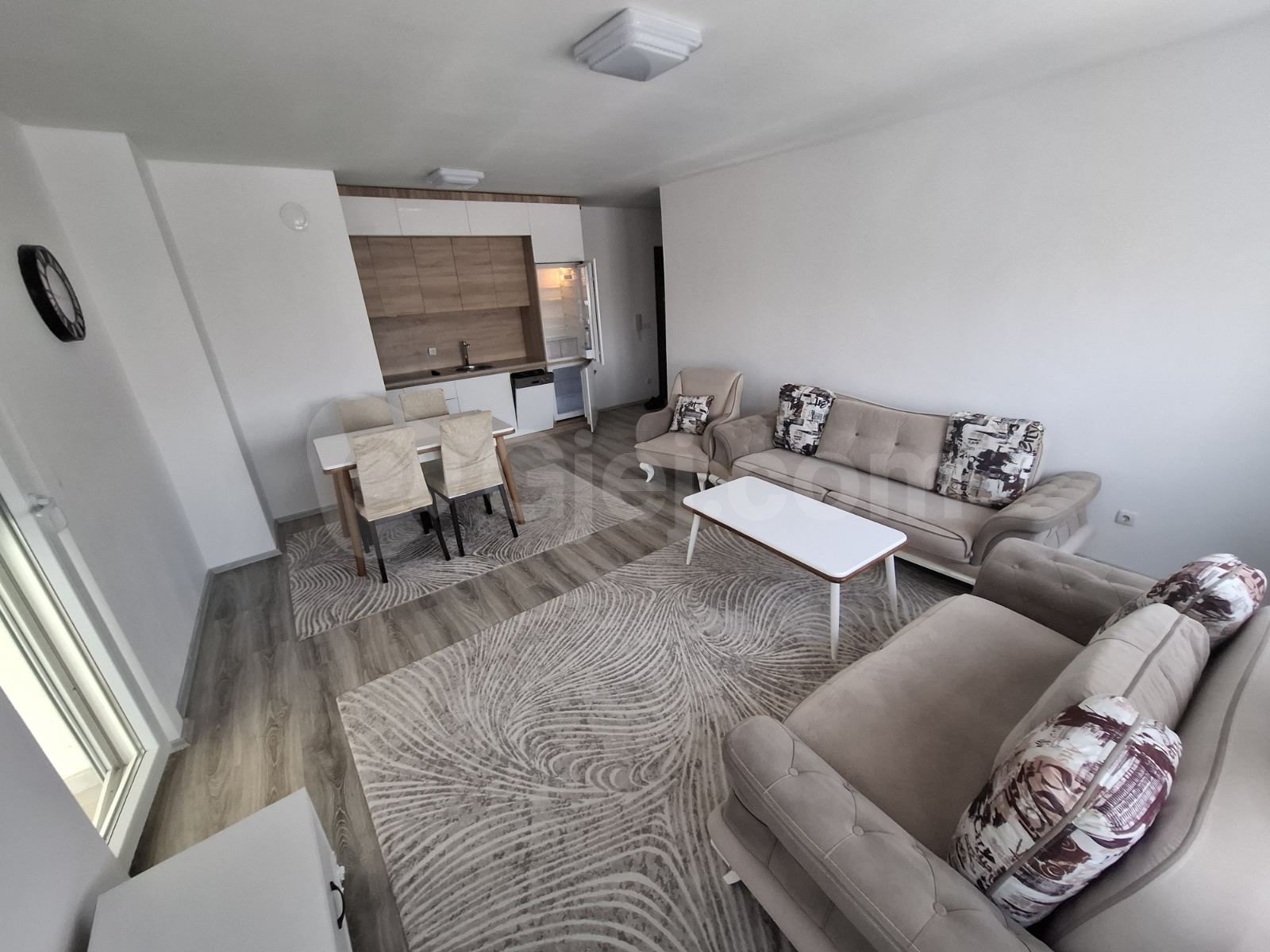 BANESË ME QIRA 2+1 NË FUSHË KOSOVË