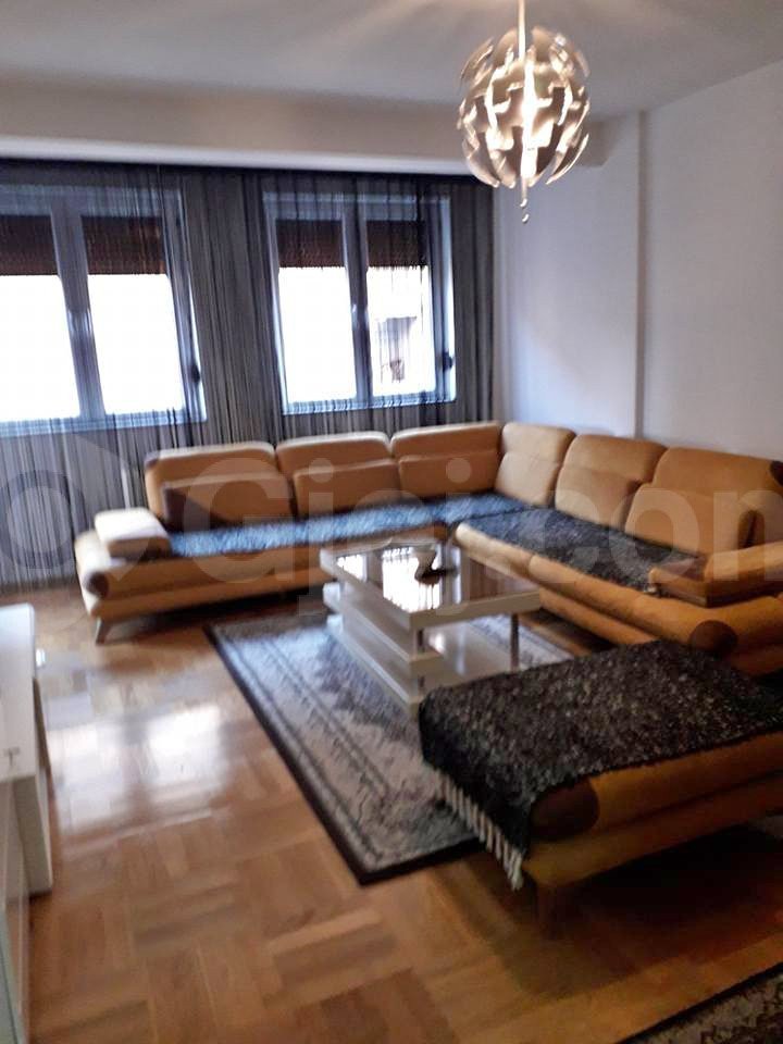 BANESË ME QIRA 1+1 NË FUSHË KOSOVË