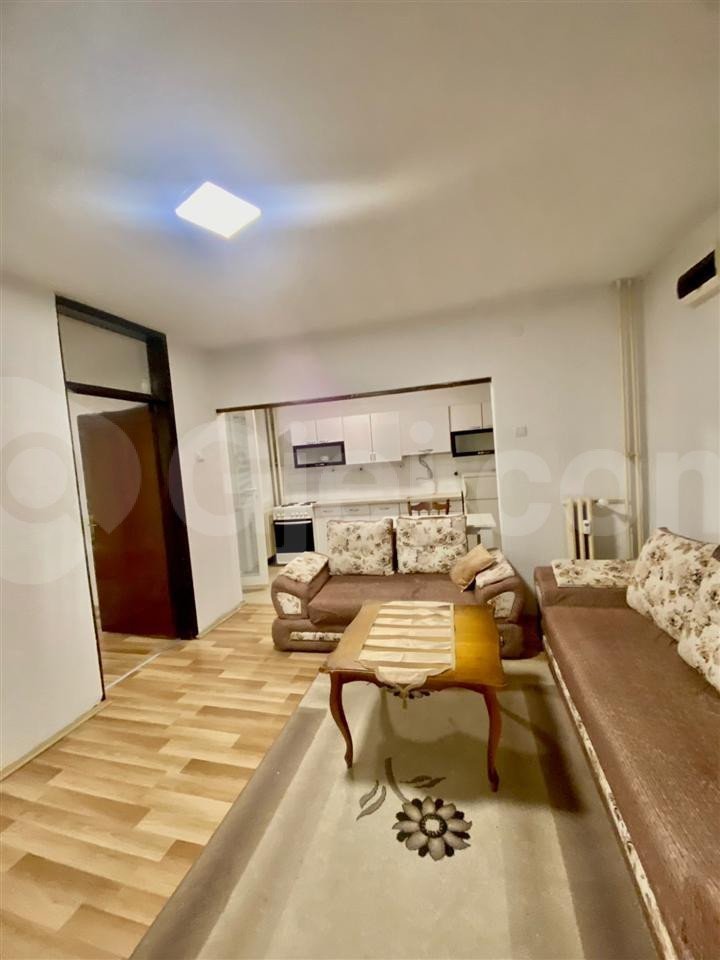 BANESË ME QIRA 3+1 NË QENDËR