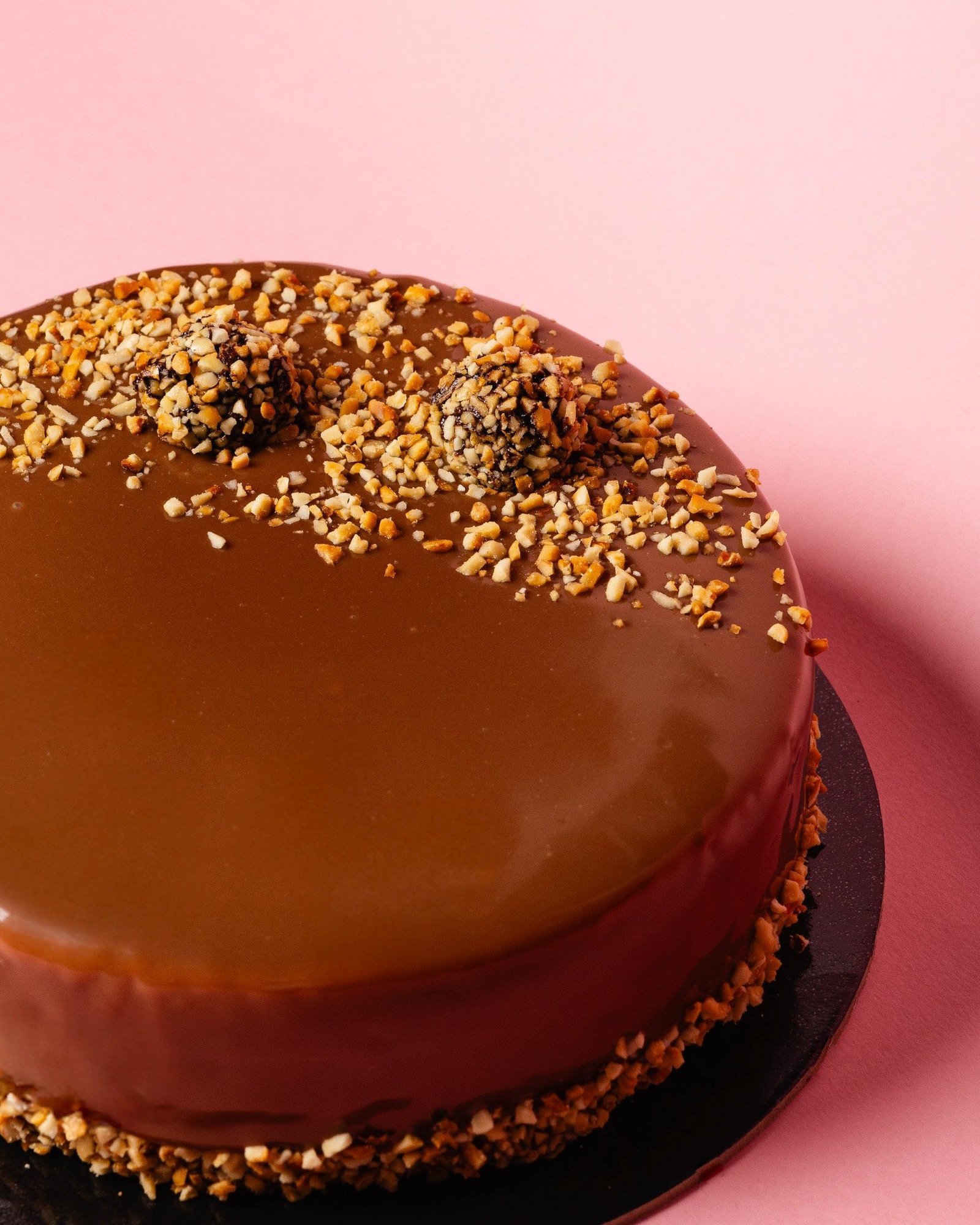 Snickers tortë - ëmbëlsi që nuk zhgënjen kurrë