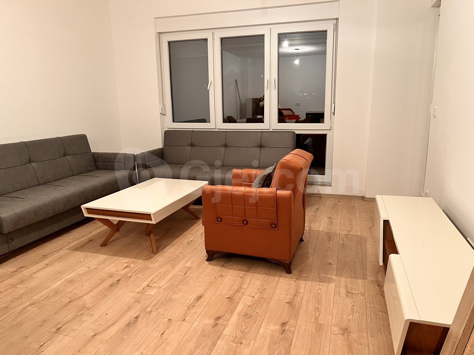 Banesë me qira 2+1 në Lagjen Prishtina e Re