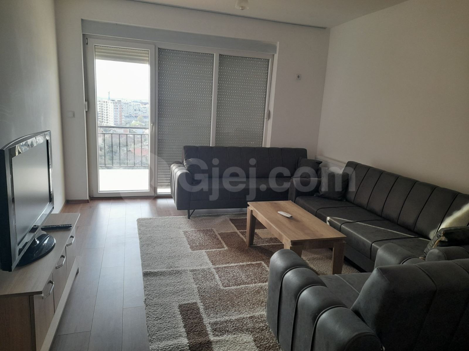 Banesë me qira 3+1 në Lagjen Prishtina e Re