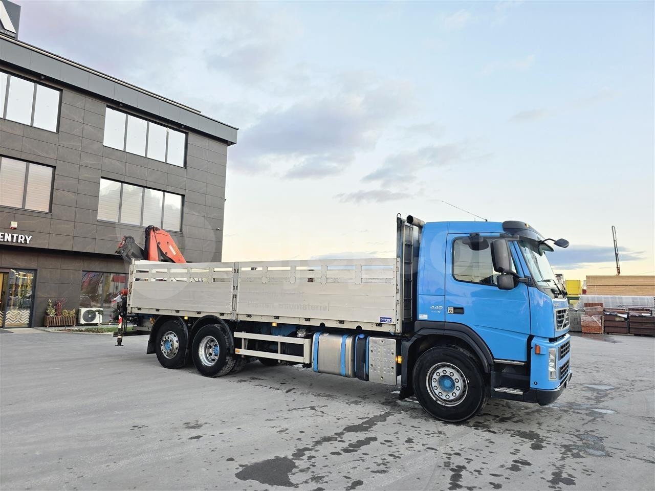 Kamion me kran Volvo FH 440