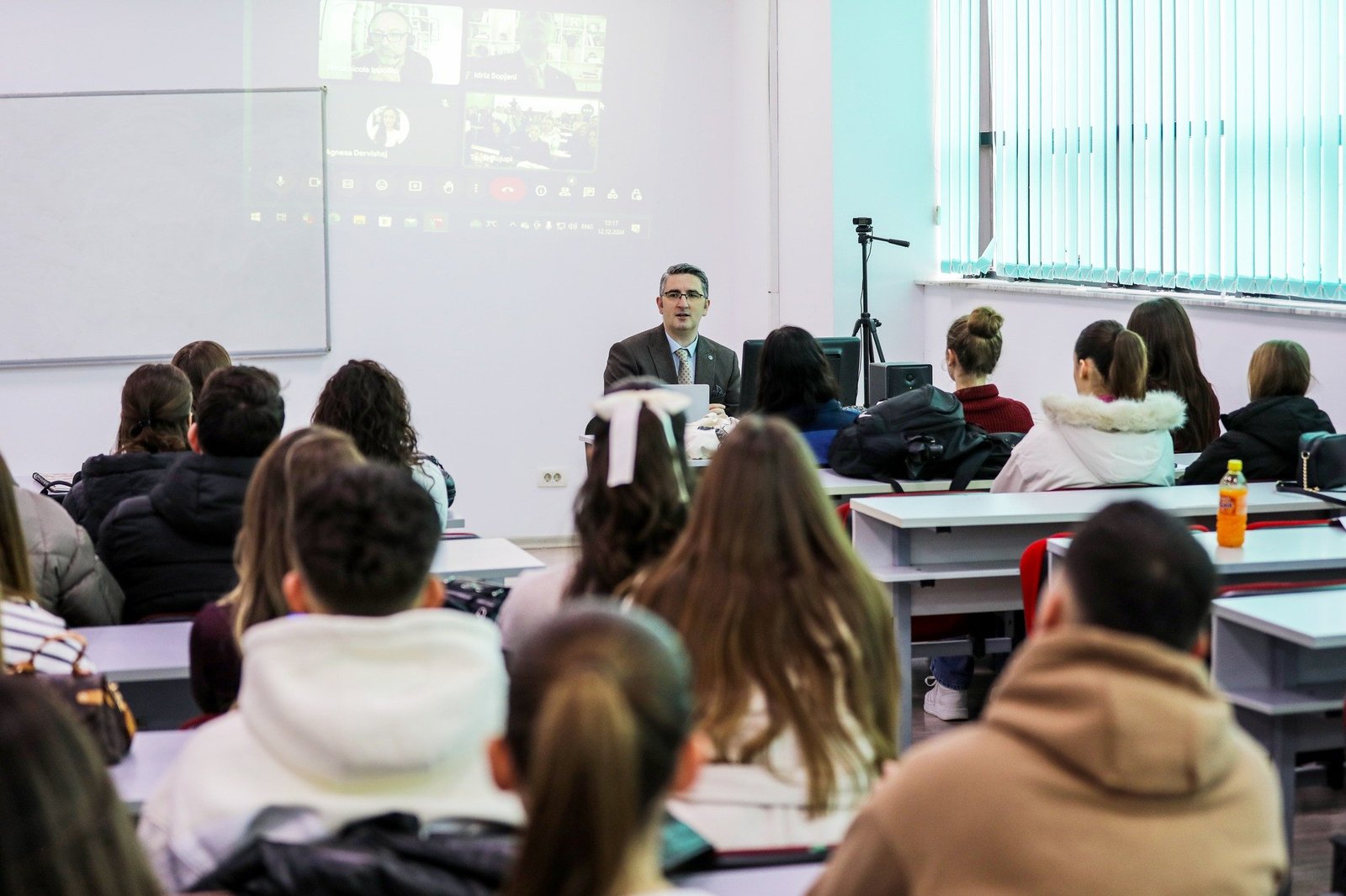 Dy profesorët e shquar mbajnë ligjërata për studentët e programit të Infermierisë në Kolegjin AAB