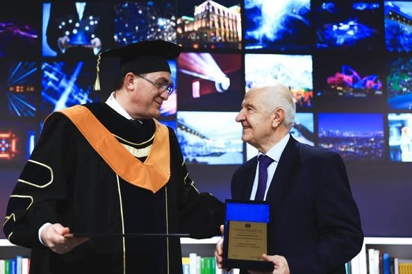 Këshilli Akademik i UBT-së ndau çmimin më të lartë institucional për dy personalitete me kontribut të jashtëzakonshëm në paqe