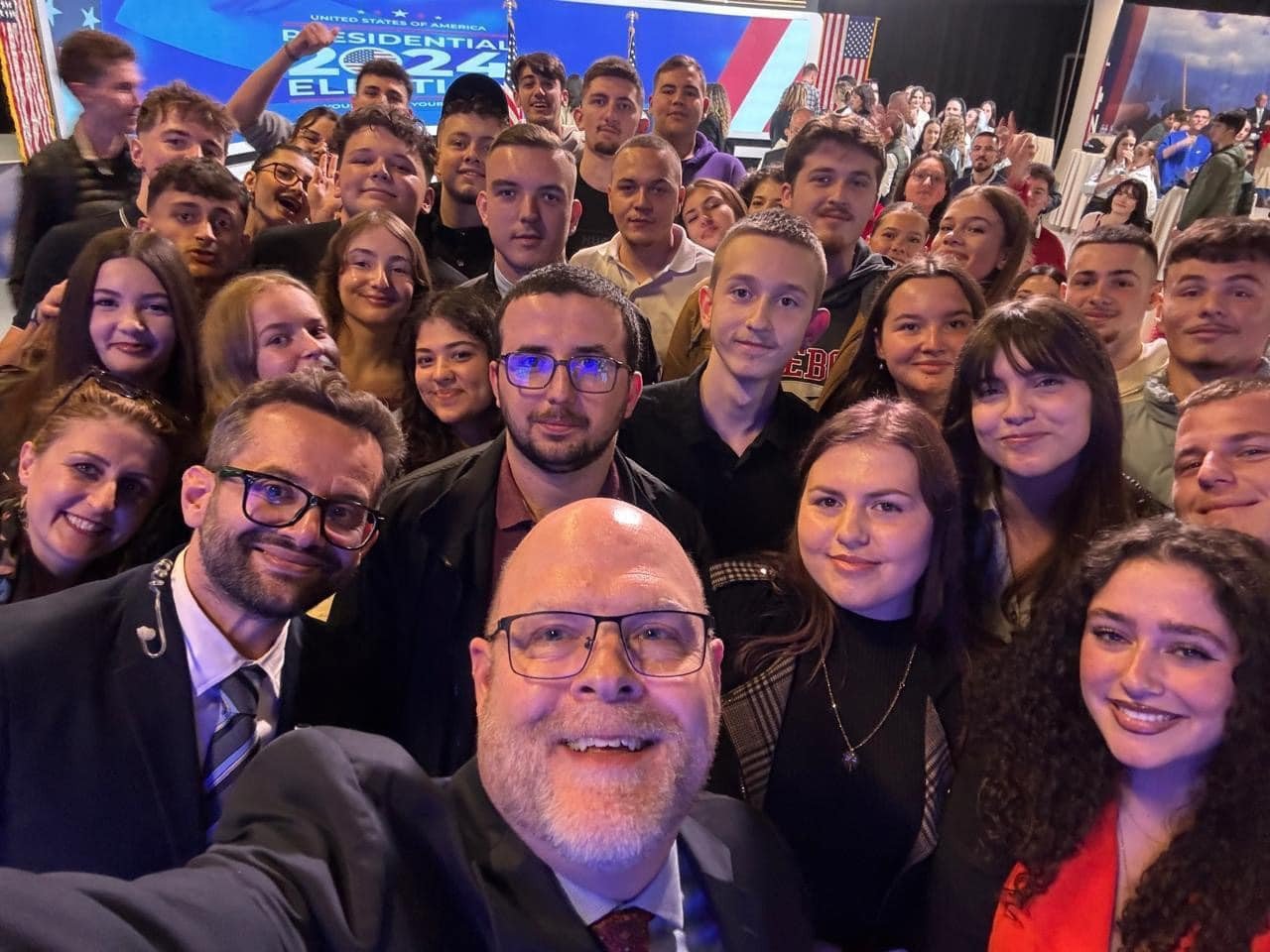 Grupi i studentëve nga Kolegji ”Pjetër Budi”, moren pjesë në diskutimin e mbajtur nga Amabasadori Amerikan në Kosovë