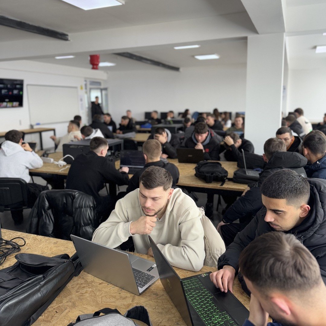 Bootcamps të tilla po ju mundësojnë studentëve të punojnë direkt me profesionistë nga industritë më të suksesshme