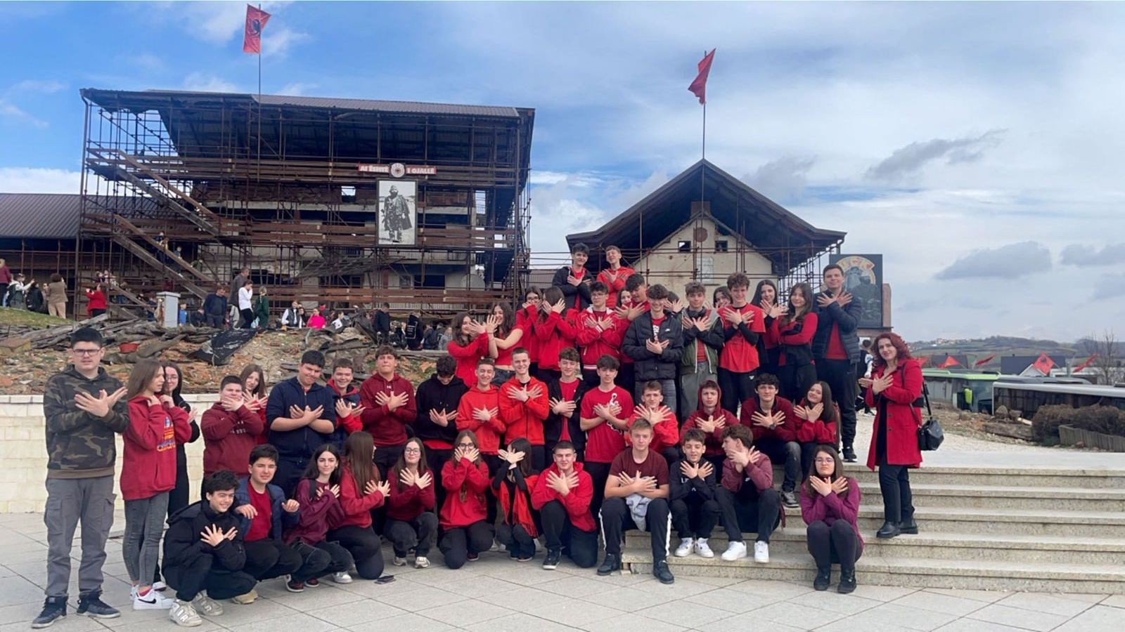 Nxënësit e  shkollës së mesme të ulët vizituan  kompleksin memorial Adem Jashari