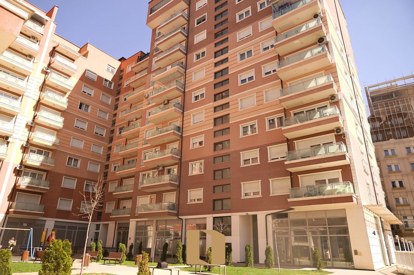 BANESË PËR SHITJE – 93 M² NË KATIN 7