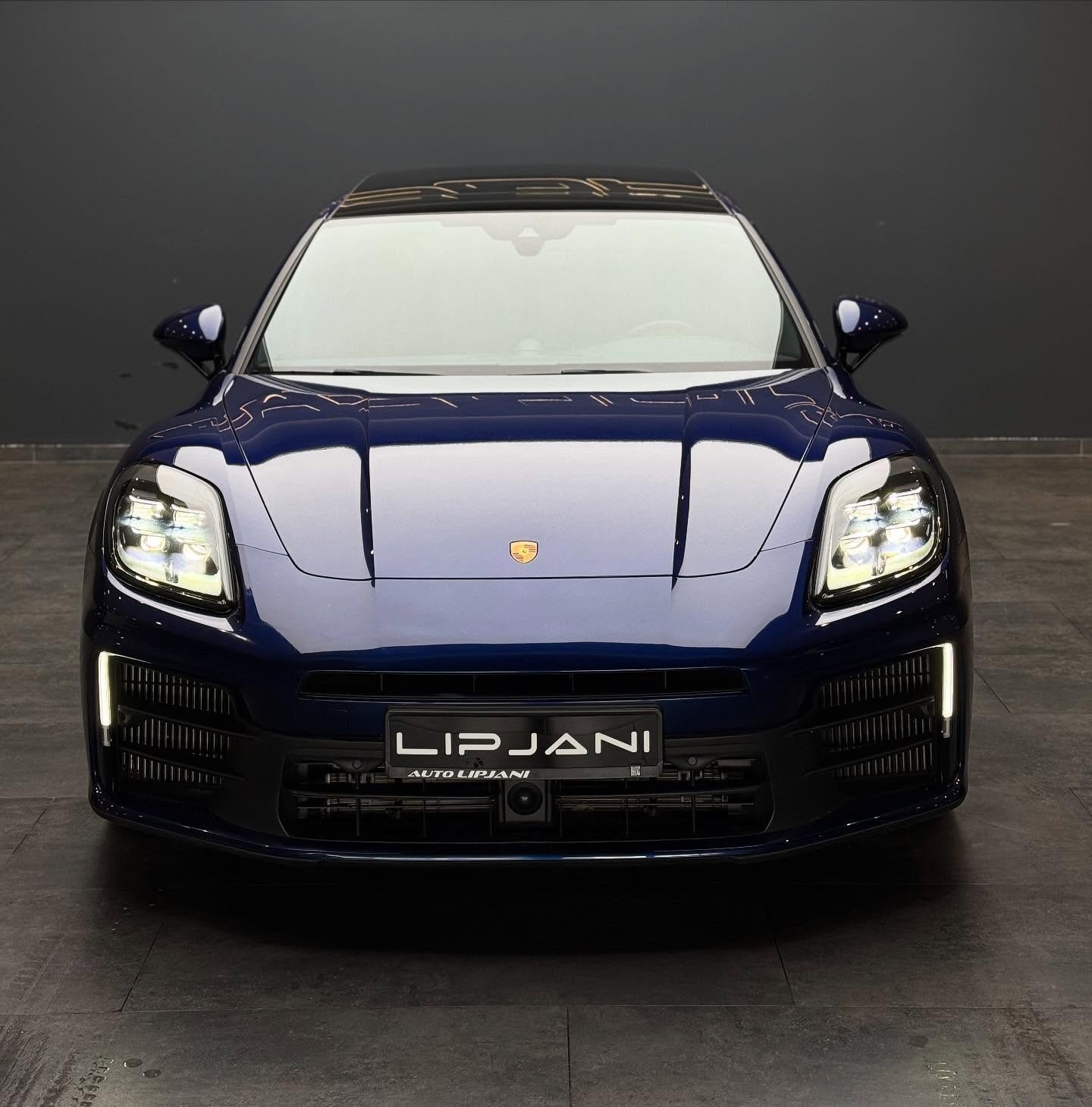 PORSCHE PANAMERA 4