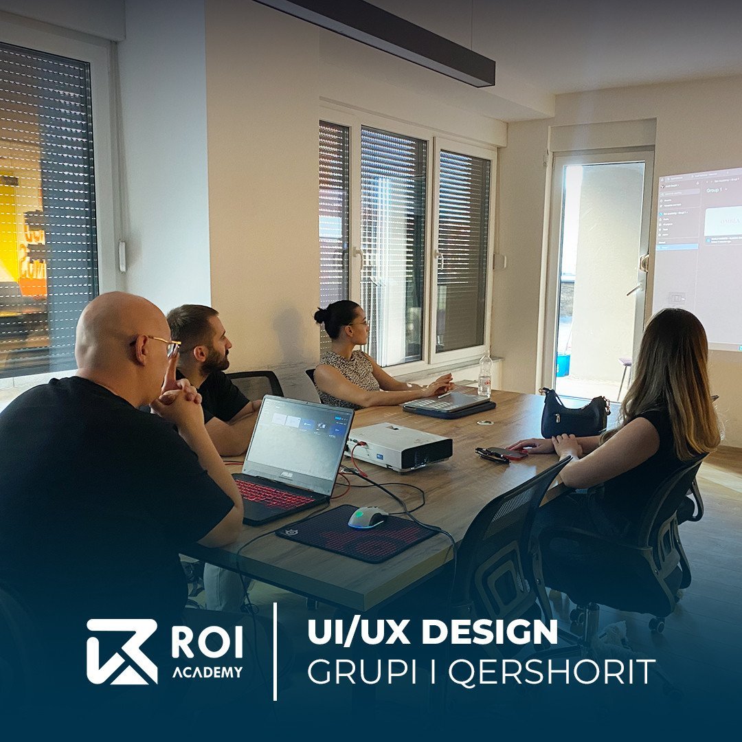 Grupi i qershorit gjatë trajnimit për UI/UX Design