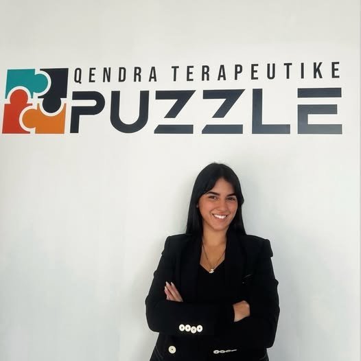 Nga teoria në praktikë – Suksesi i studentes Rovena Xhemajli që tani punon si terapiste