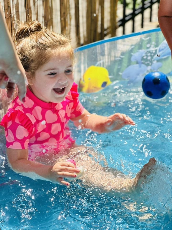 Argëtim Veror në Pishinë – Gëzimi i Fëmijëve në Babies & Toddlers!