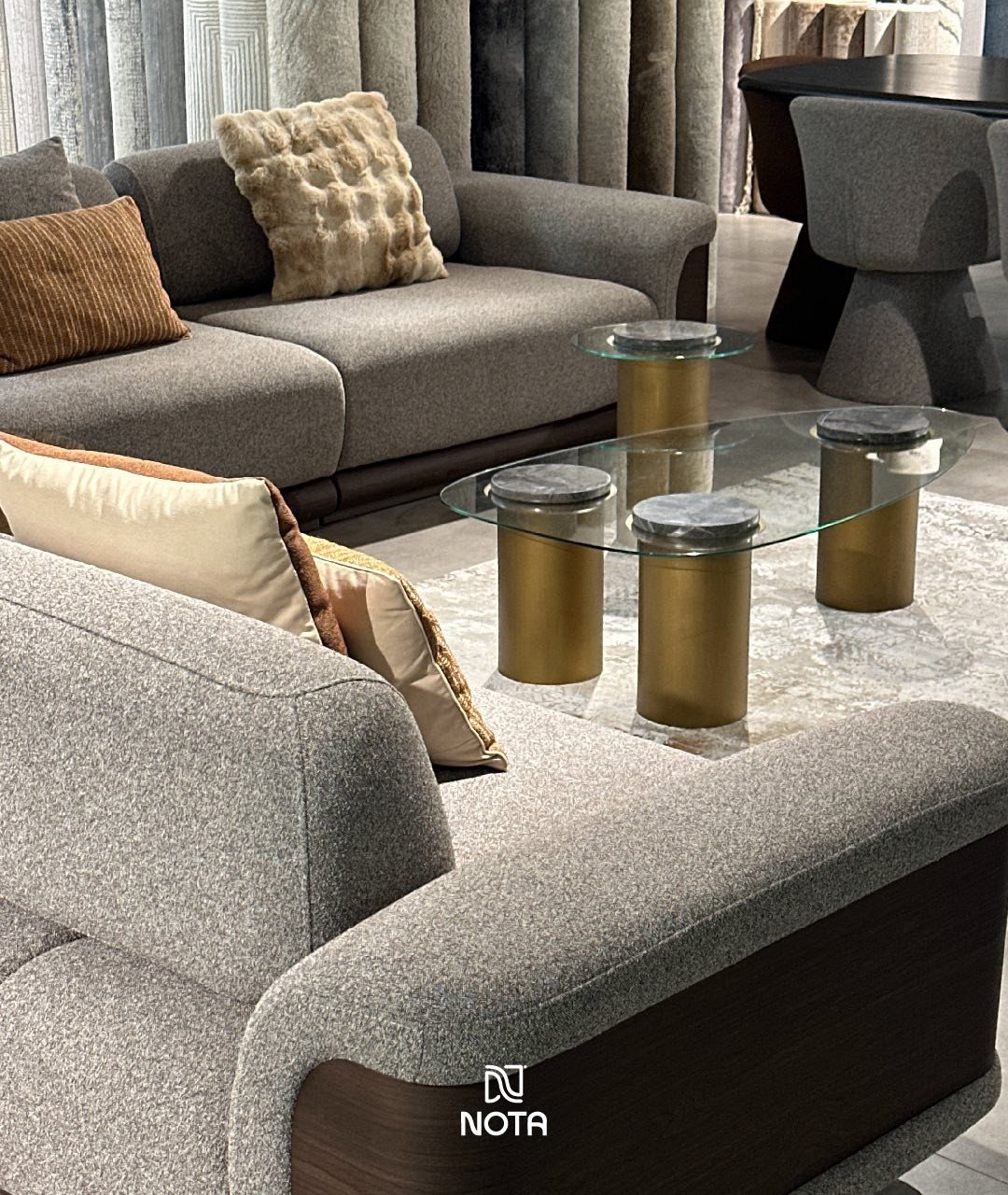 Një kombinim elegant ku sofa në ngjyrë hiri të ngrohtë