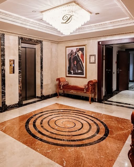 Në çdo kat zbulohet një botë e hijeshisë dhe elegancës