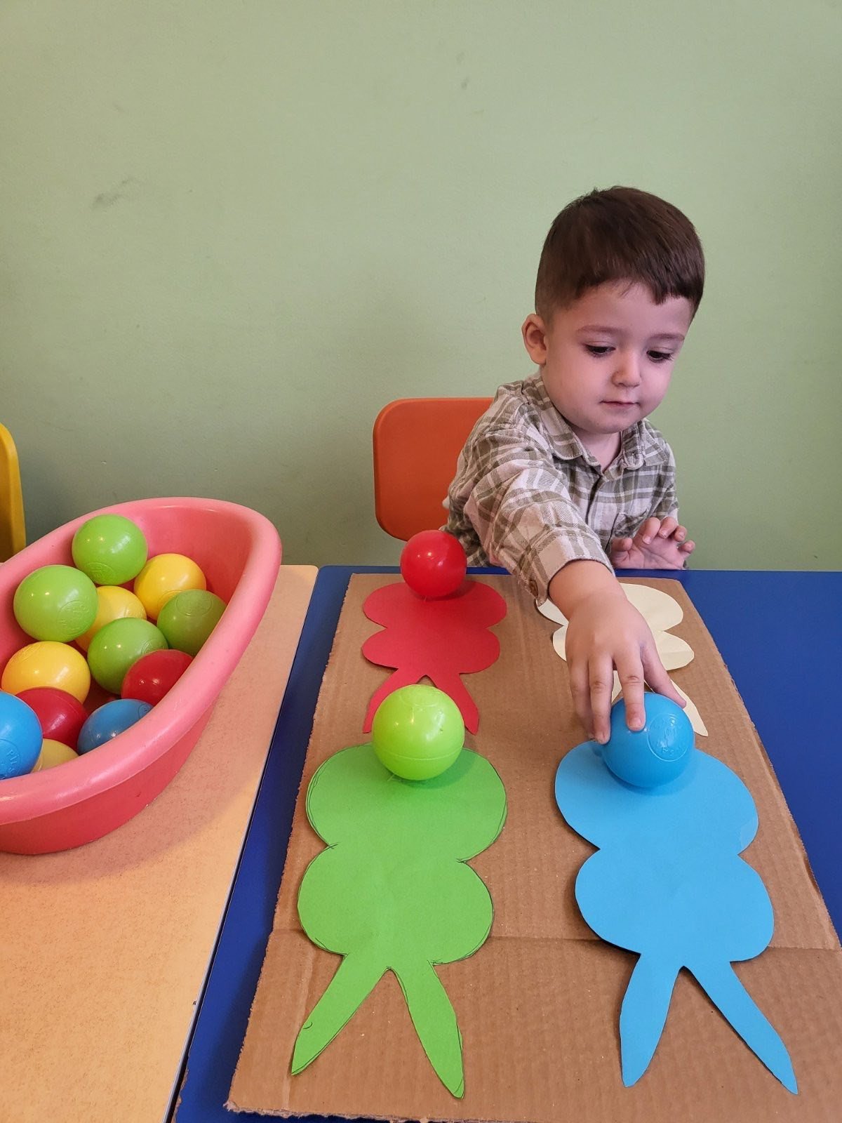 Duke luajtur fëmijët mësuan ngjyrat
