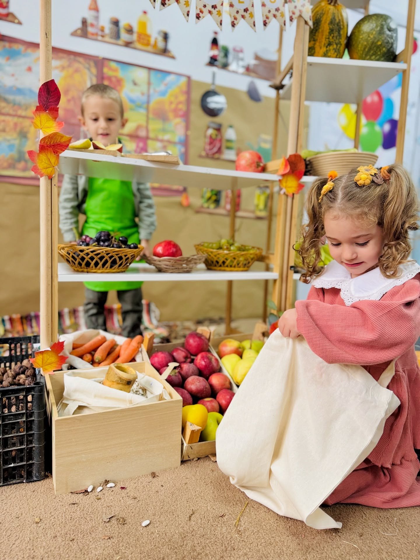 Tregu ynë i vogël i mbushur me ngjyra, aroma e shije të vjeshtës