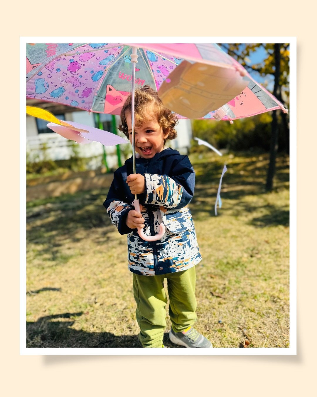 Fëmijët me çadra në natyrë