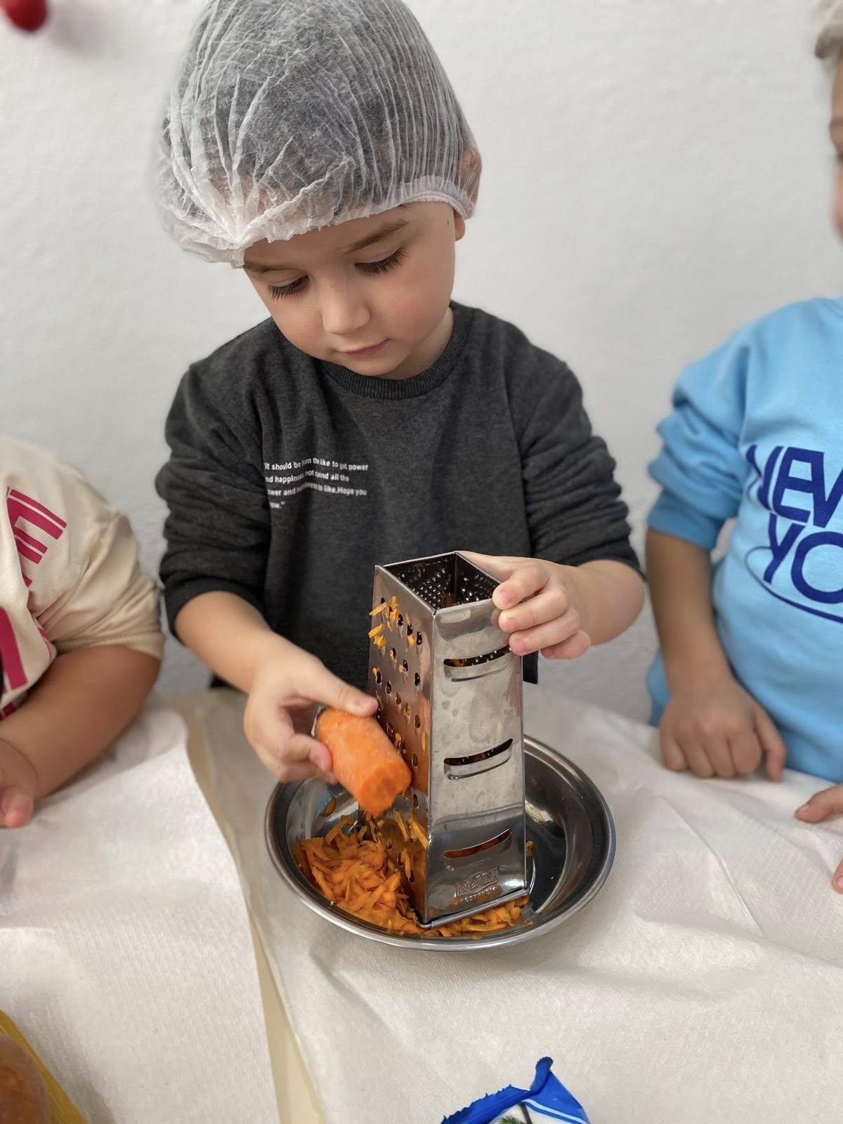 Ushqimi i pergaditur nga duart e arta te femijeve