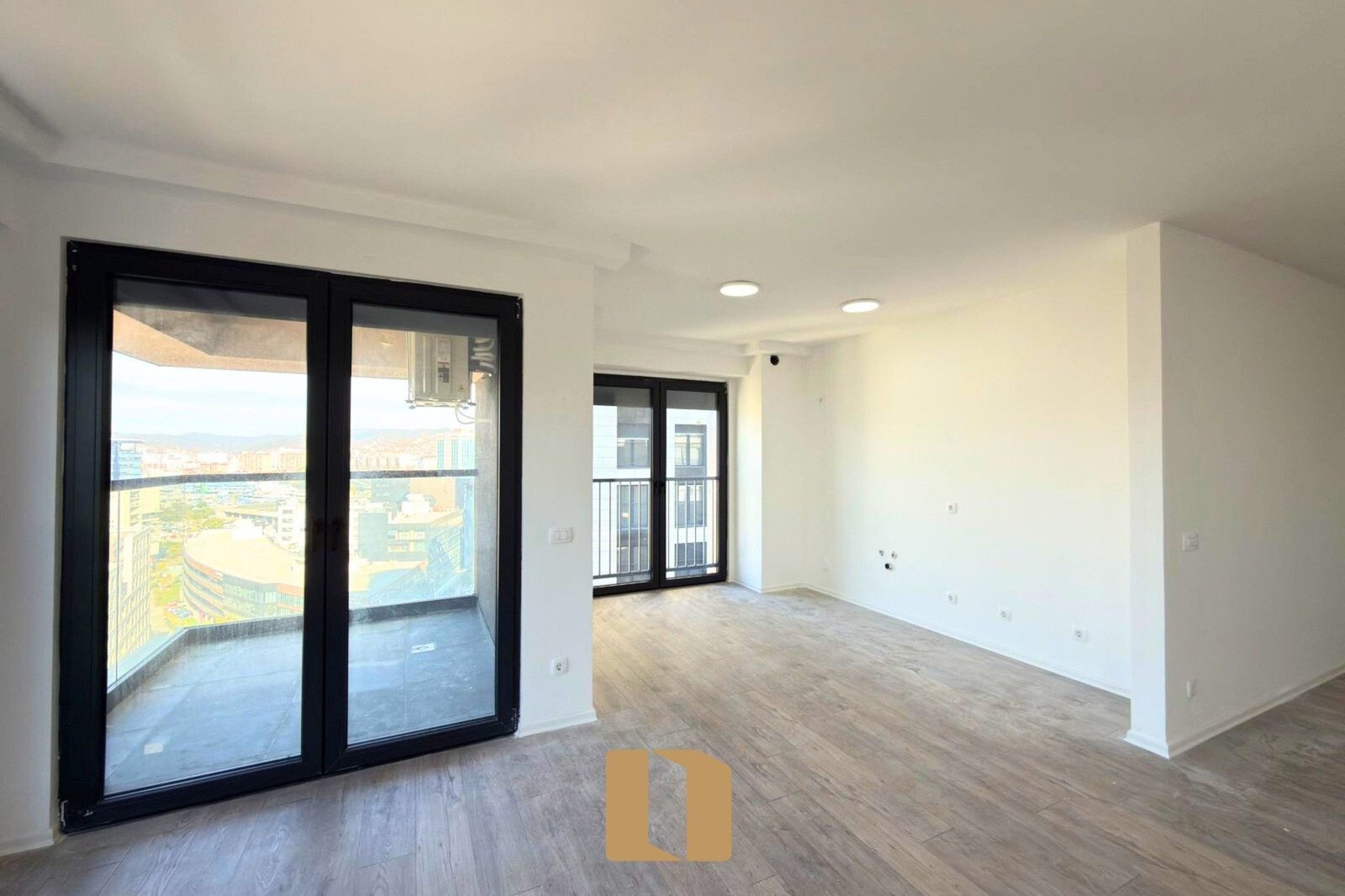 ZYRË SUPER MODERNE ME QIRA NË LAKRISHTE – 127M²