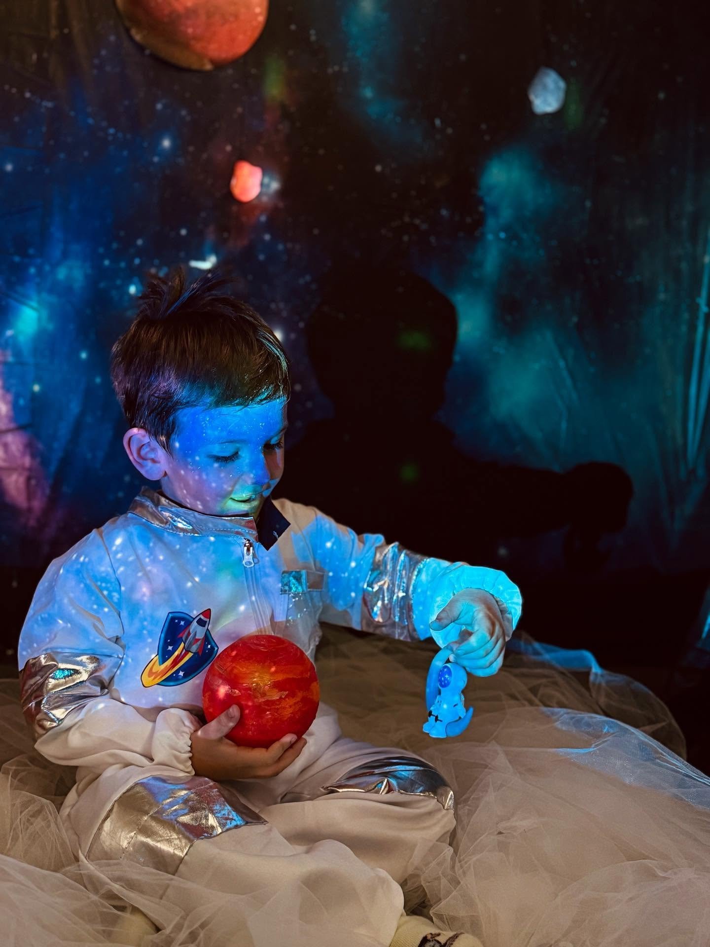 Fëmijët u kënaqën duke u shndërruar në planete shumëngjyrëshe