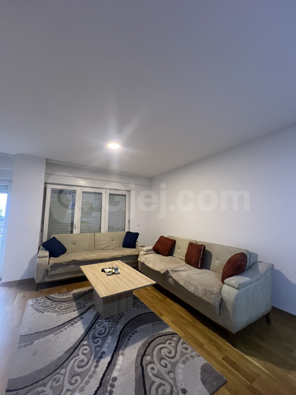 BANESË ME QIRA 1+1 NË BREGUN E DIELLIT