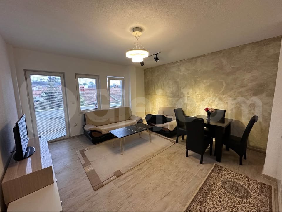 BANESË ME QIRA 2+1 NË QENDËR