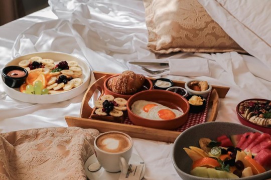 Hotel Garden - Kicking off the week with breakfast in bed, because we deserve a great start!